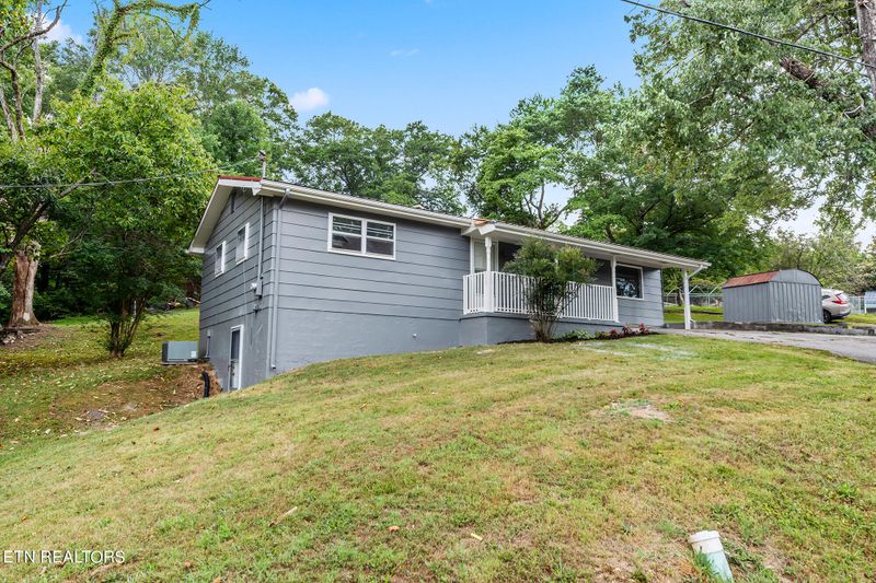 121 Briggs Dr, Harriman, TN 37748