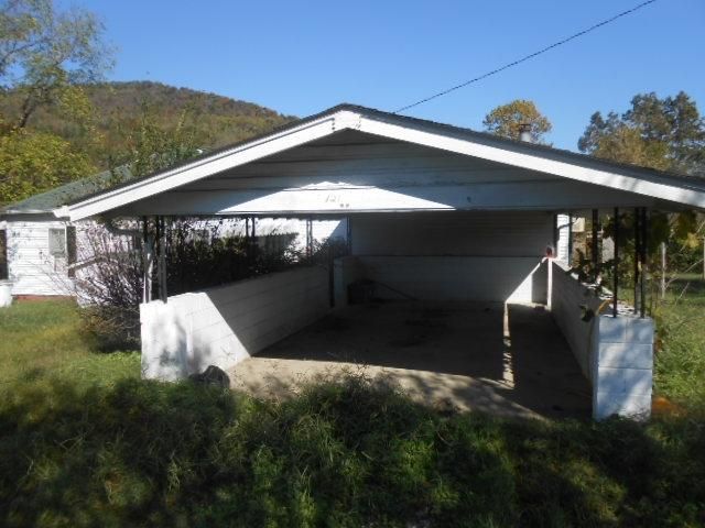 121 Hackler Ln, Jellico, TN 37762