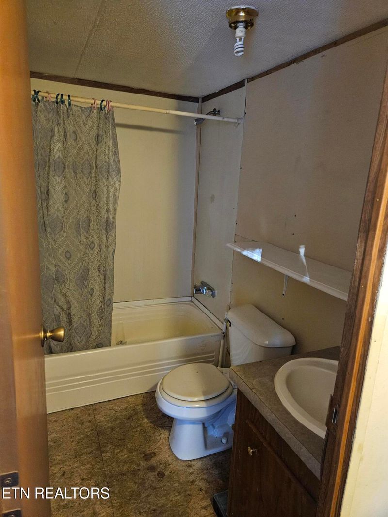 121 Isham Ln, Harriman, TN 37748