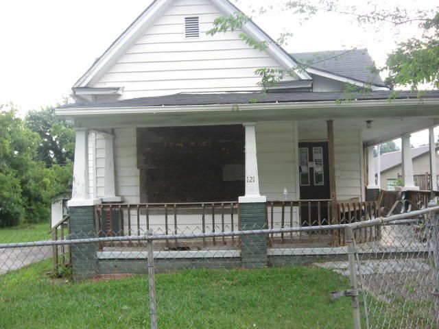 121 Ohio Ave, Etowah, TN 37331