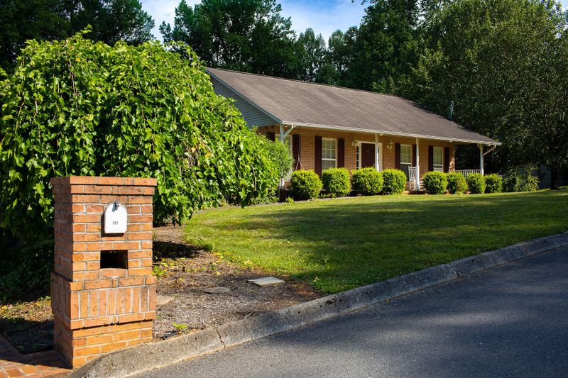 121 Overlook Ln, Clinton, TN 37716