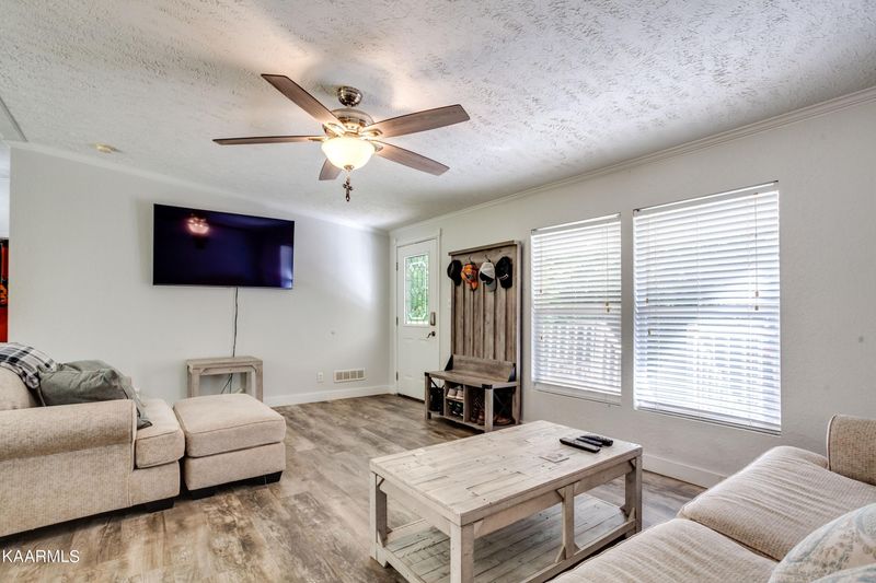 121 Scott Brogan Ln, Rocky Top, TN 37769