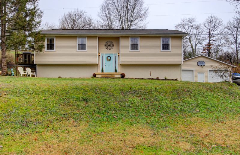 121 Sparrow Ln, Rocky Top, TN 37769