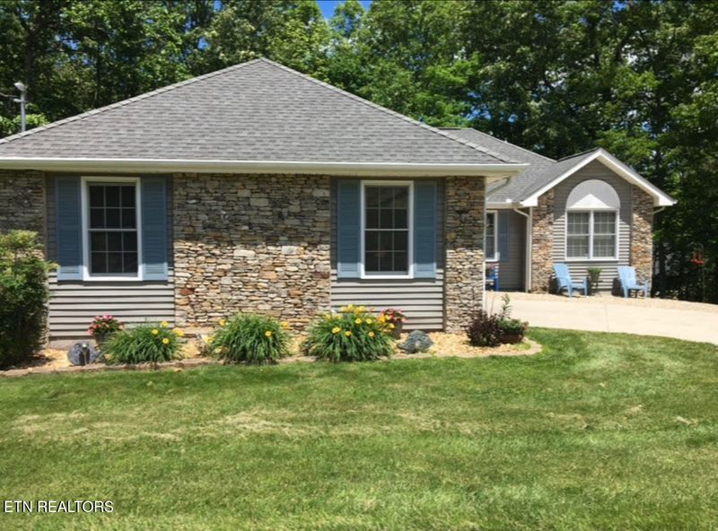121 St George Dr, Crossville, TN 38558