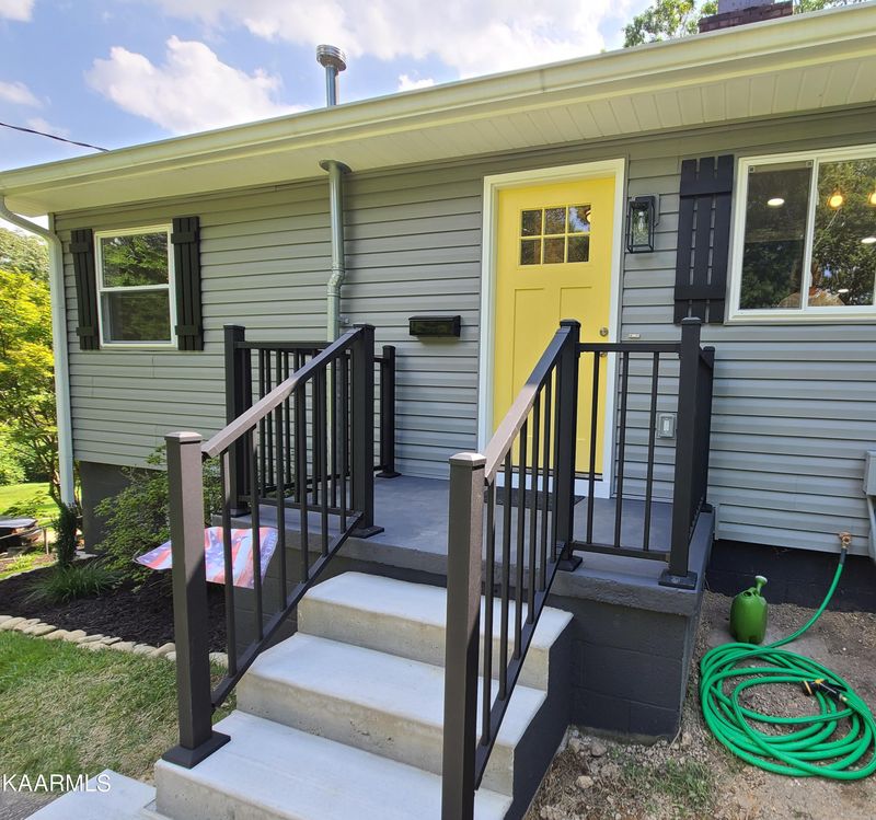 121 Taylor Rd, Oak Ridge, TN 37830