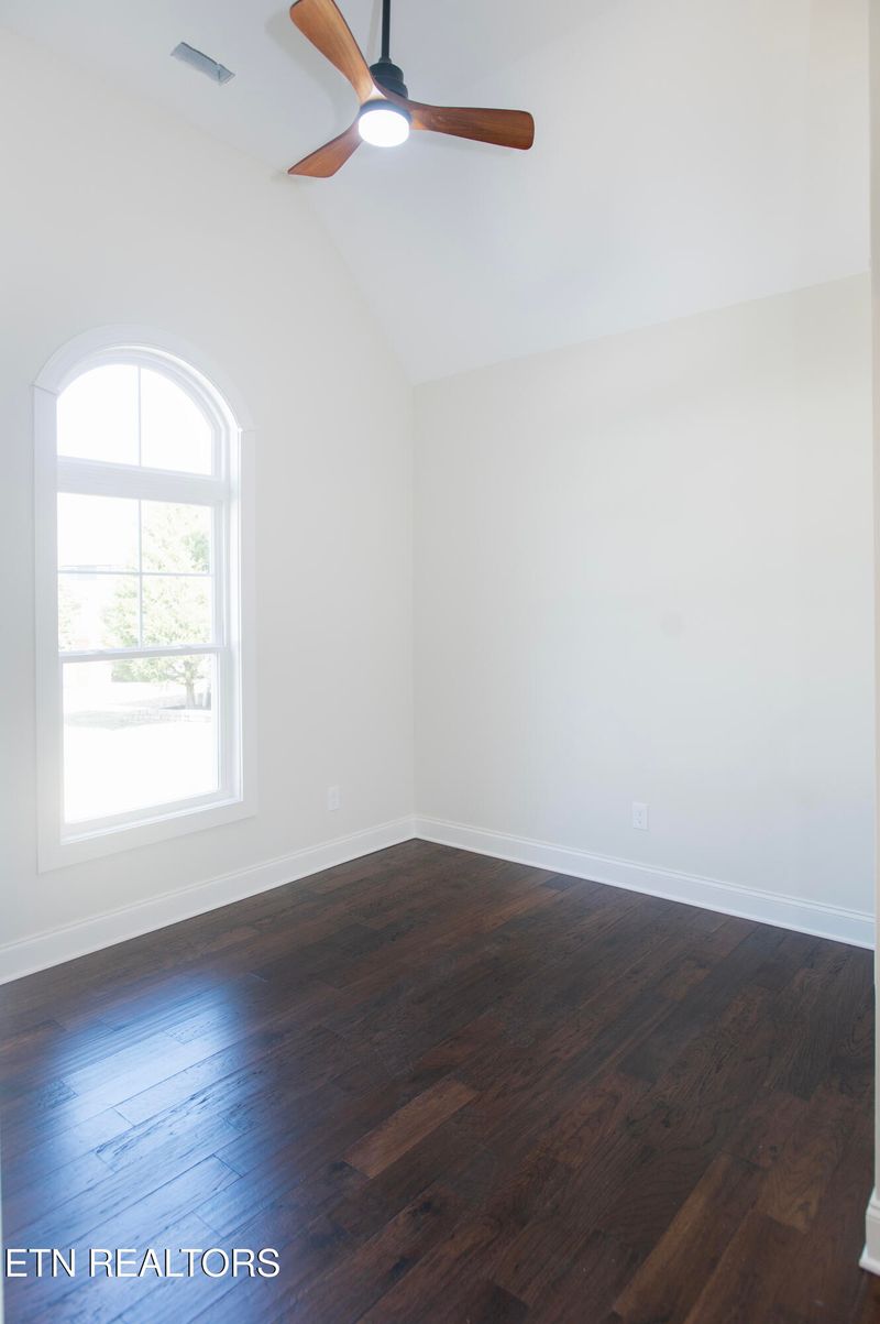 121 Tempura Dr, Oak Ridge, TN 37830