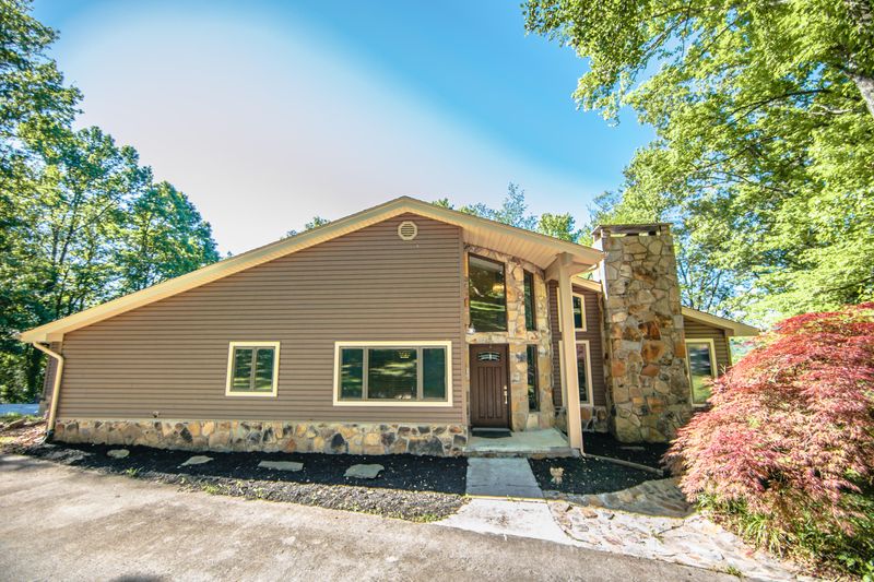 121 W Hills Ct, Harriman, TN 37748