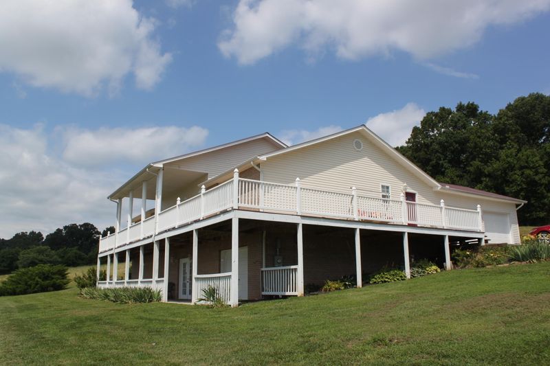 121 W River Rd, Loudon, TN 37774