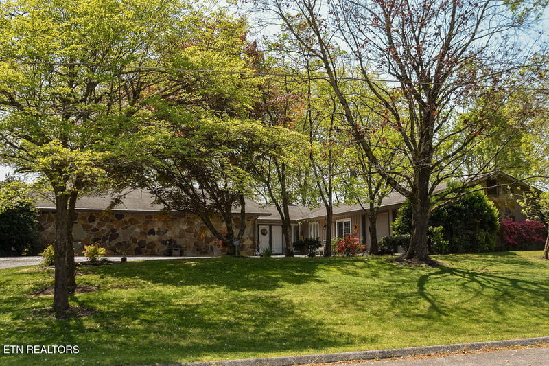 121 Westcliff Dr, Harriman, TN 37748