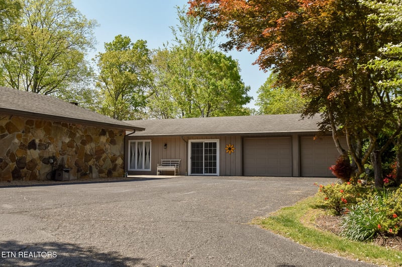 121 Westcliff Dr, Harriman, TN 37748