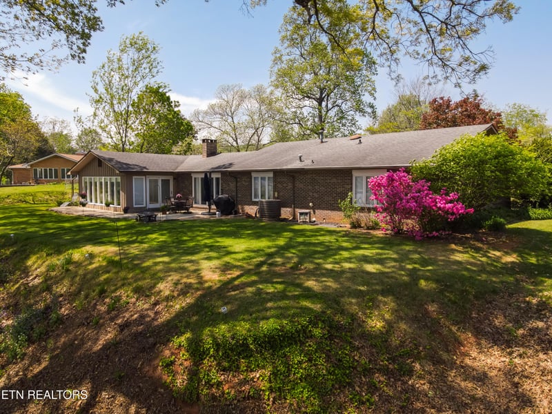 121 Westcliff Dr, Harriman, TN 37748
