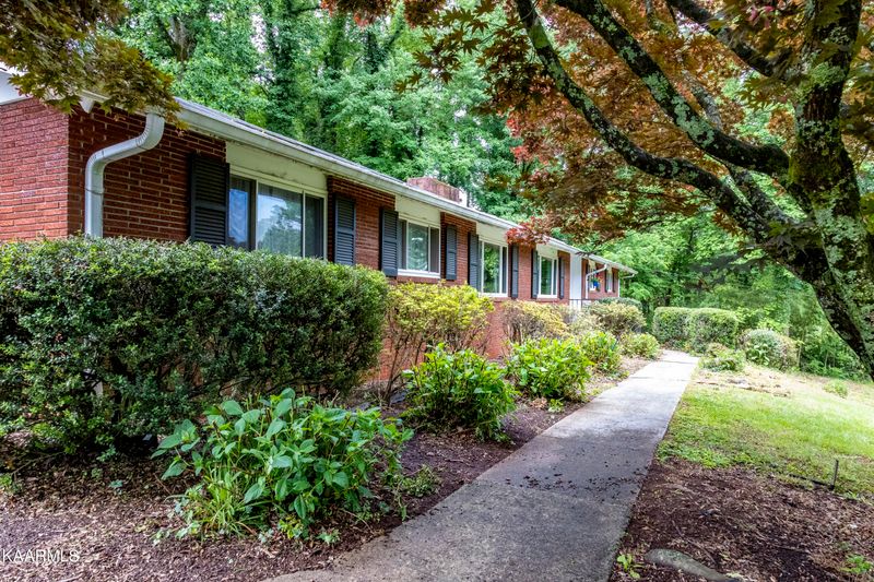 121 Westlook Cir, Oak Ridge, TN 37830