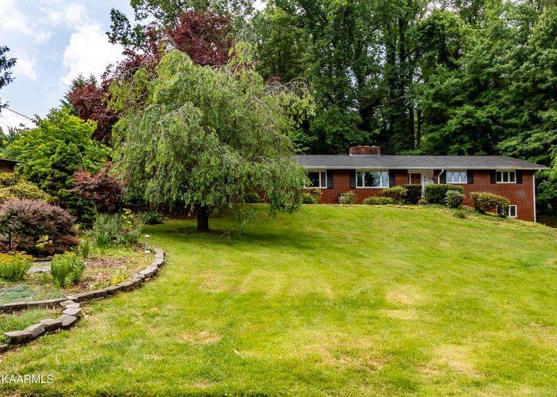 121 Westlook Cir, Oak Ridge, TN 37830