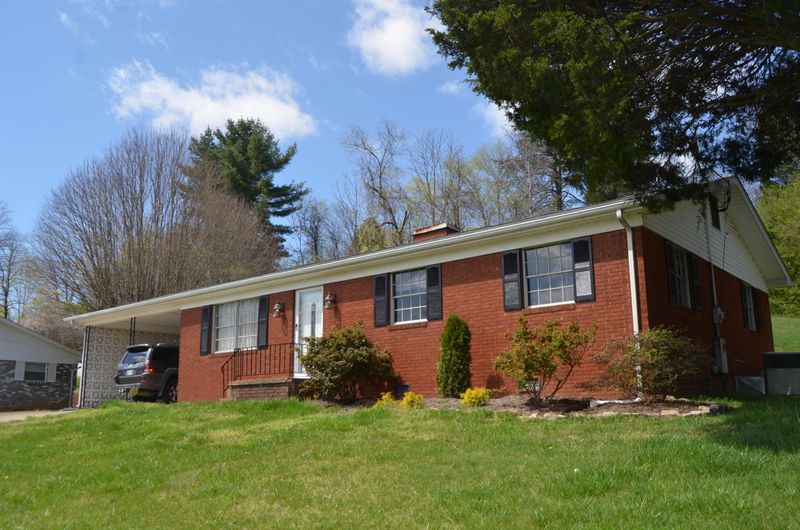 121 Westwood Dr, Clinton, TN 37716