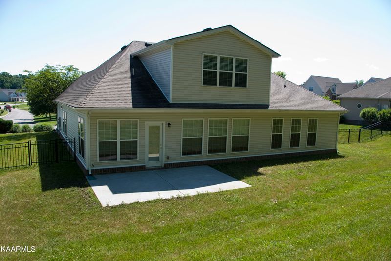 1211 Granada Dr, Lenoir City, TN 37772