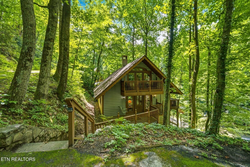 1211 N Baden Dr, Gatlinburg, TN 37738