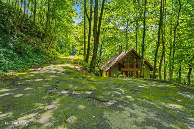 1211 N Baden Dr, Gatlinburg, TN 37738