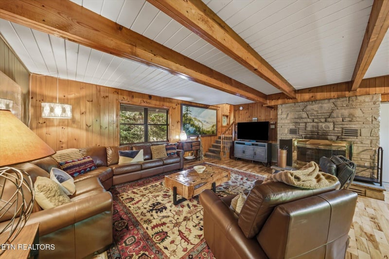 1211 N Baden Dr, Gatlinburg, TN 37738