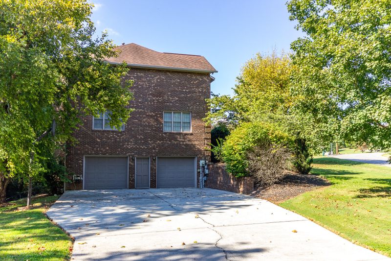 1211 W Hodge Dr, Morristown, TN 37814