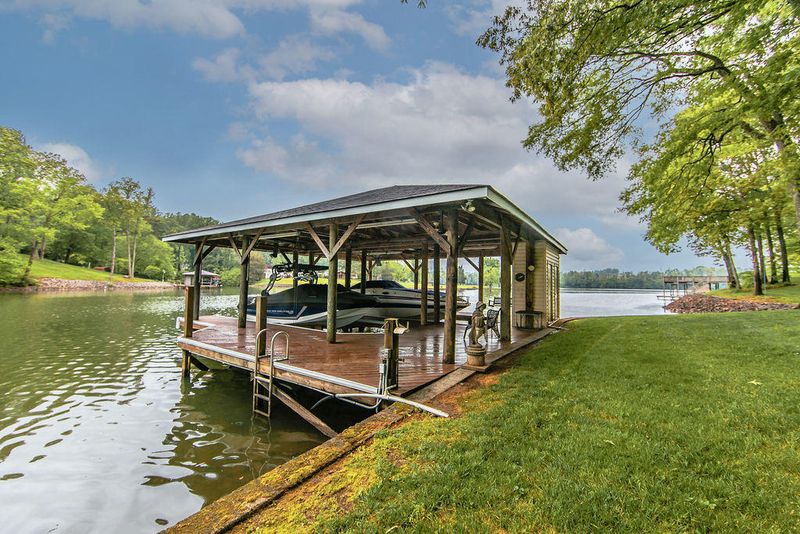 1212 River Oaks Dr, Kingston, TN 37763