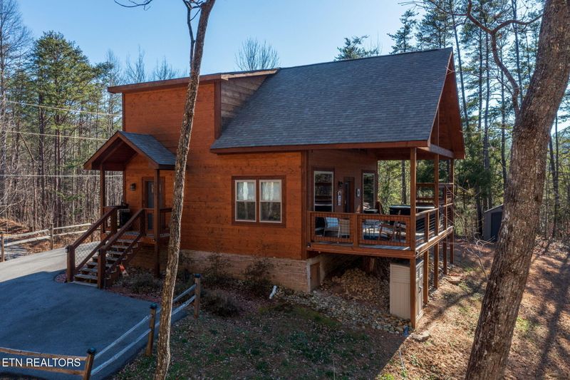 1215 Honeysuckle Ln, Sevierville, TN 37876