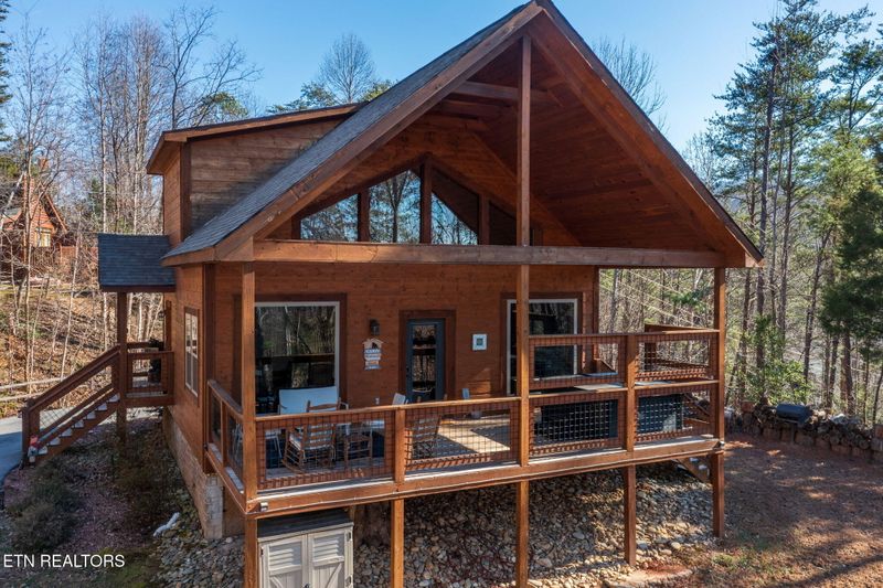 1215 Honeysuckle Ln, Sevierville, TN 37876