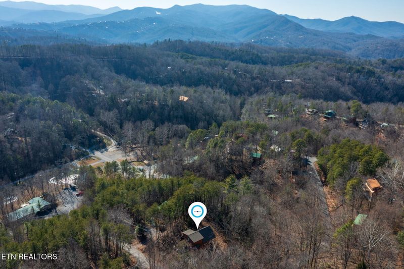 1215 Honeysuckle Ln, Sevierville, TN 37876