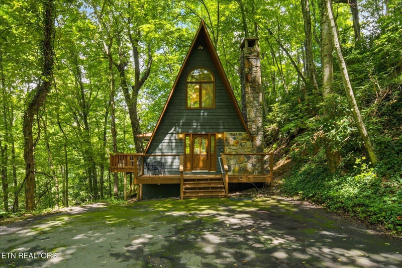 1215 N Baden Dr, Gatlinburg, TN 37738