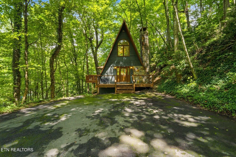 1215 N Baden Dr, Gatlinburg, TN 37738