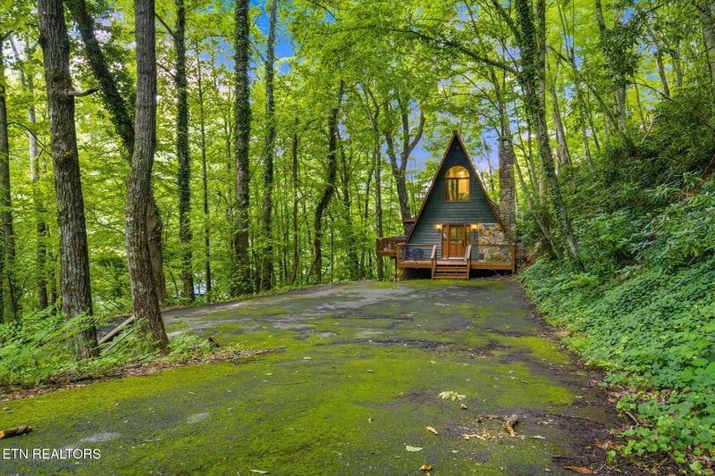 1215 N Baden Dr, Gatlinburg, TN 37738