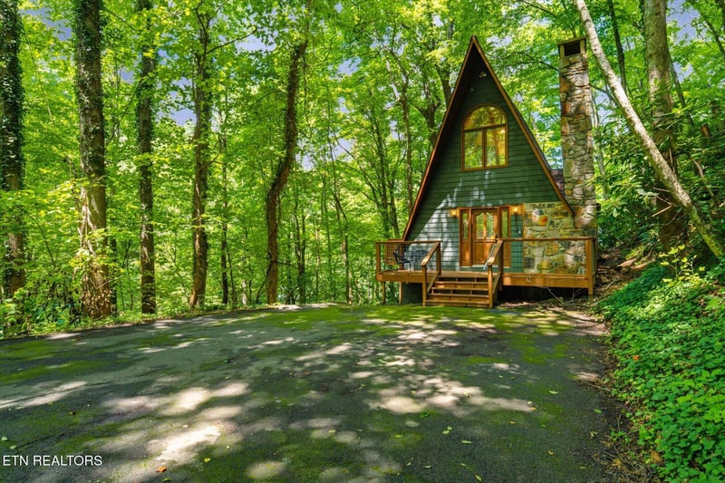 1215 N Baden Dr, Gatlinburg, TN 37738
