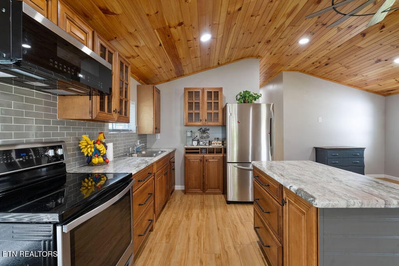 1215 Pine Top St, Lenoir City, TN 37772