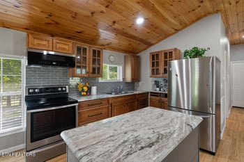 1215 Pine Top St, Lenoir City, TN 37772