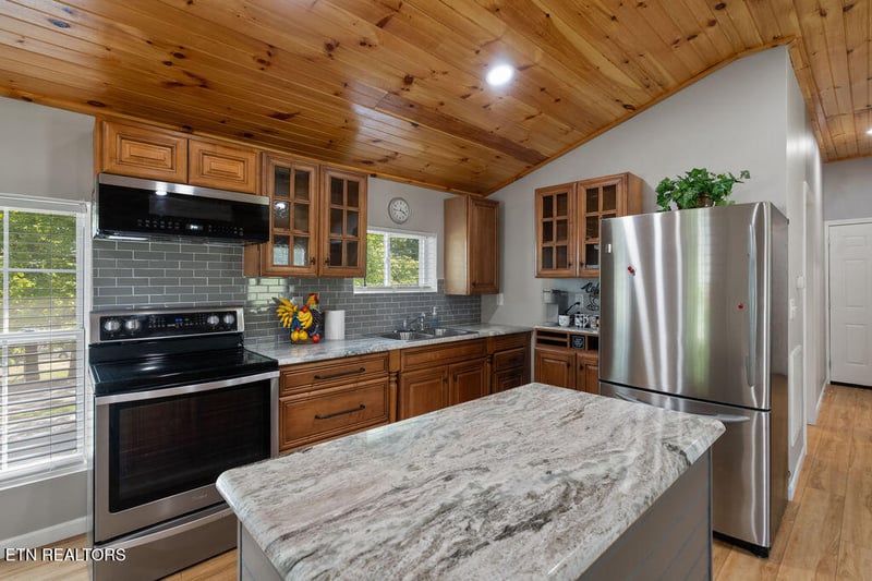 1215 Pine Top St, Lenoir City, TN 37772