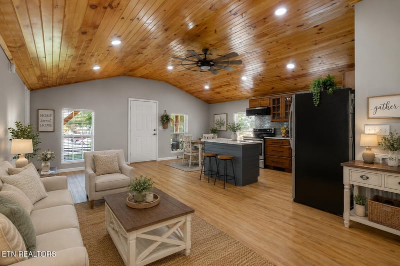 1215 Pine Top St, Lenoir City, TN 37772
