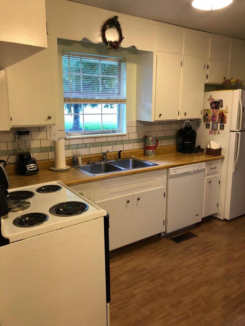 1215 Ridgeway Cir, Athens, TN 37303
