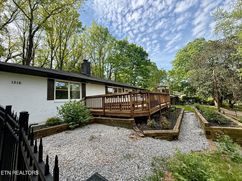 1216 Pilleaux Dr, Knoxville, TN 37912