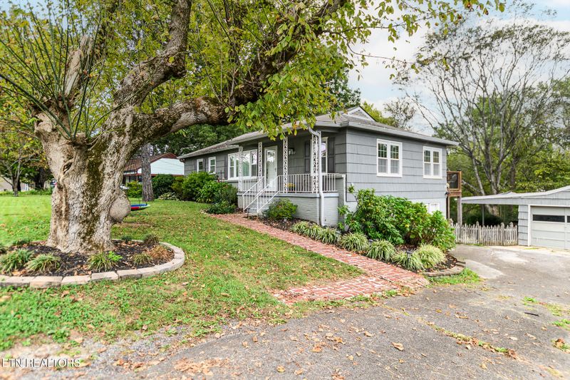 1217 Glenoaks Dr, Knoxville, TN 37918