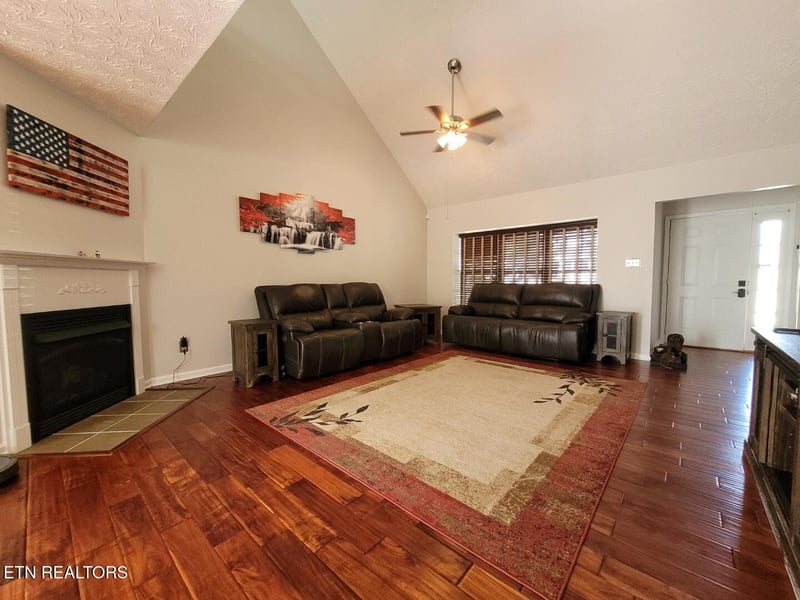 1217 Quiet Brook Ln, Knoxville, TN 37914