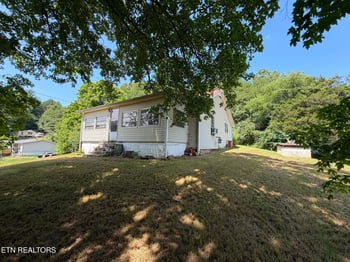 1218 Breazeale Rd, Lenoir City, TN 37771