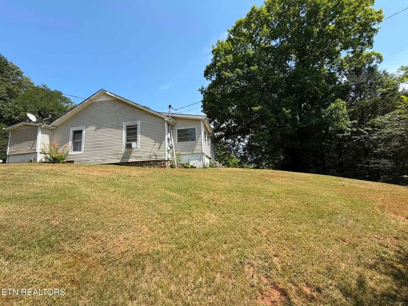 1218 Breazeale Rd, Lenoir City, TN 37771
