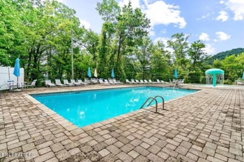 1218 N Baden Dr, Gatlinburg, TN 37738