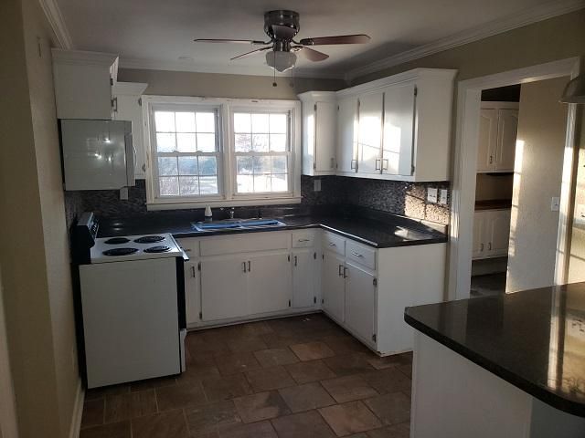 1218 Spring St, Philadelphia, TN 37846