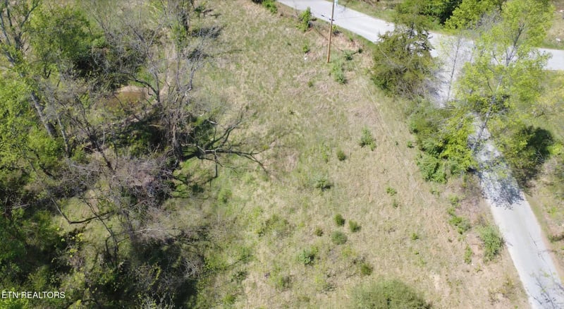 122 Nelson Ln, Jacksboro, TN 37757