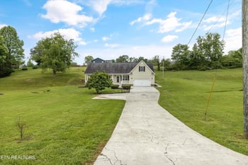 122 Springfield Ln, Jacksboro, TN 37757