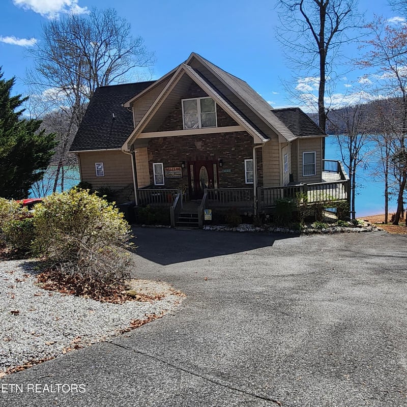 1220 Lakeside Dr, Jacksboro, TN 37757