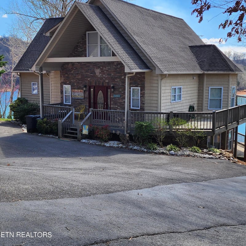 1220 Lakeside Dr, Jacksboro, TN 37757