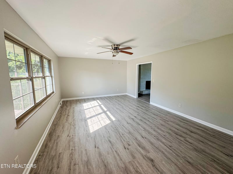 1220 Scenic Hill Dr, Louisville, TN 37777