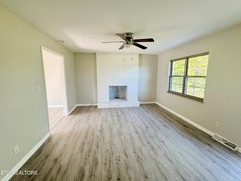 1220 Scenic Hill Dr, Louisville, TN 37777