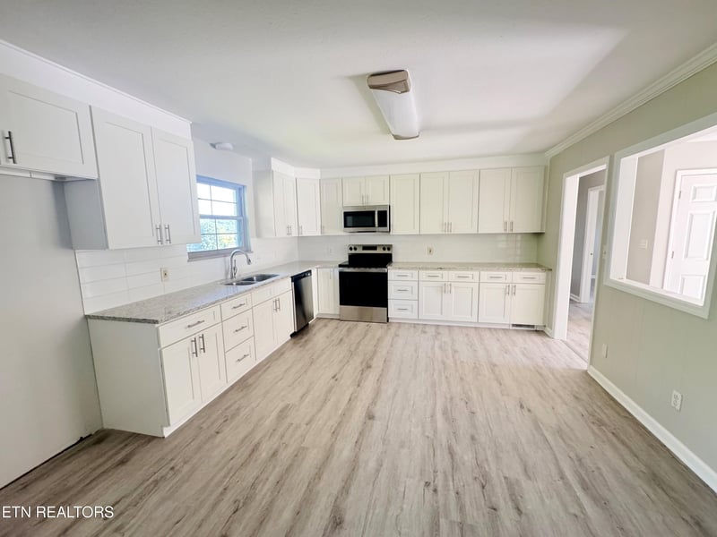 1220 Scenic Hill Dr, Louisville, TN 37777